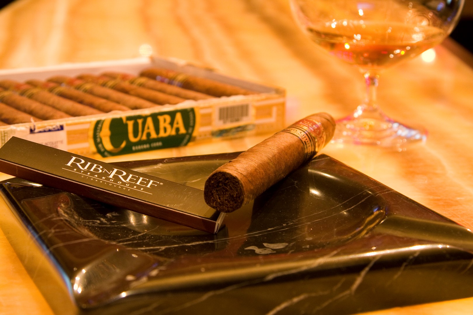 Cigare et cognac au salon de cigares du Rib N Reef